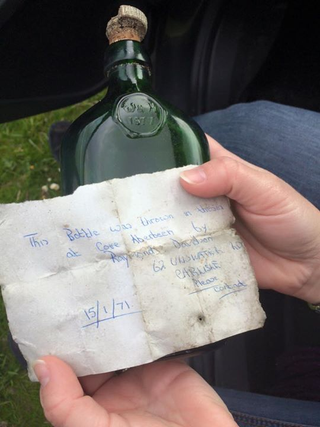 Illustration for article titled Man Reunited With Message In a Bottle He Tossed Into the Sea In 1971
